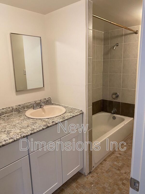 Building Photo - 190 Griswold Way
