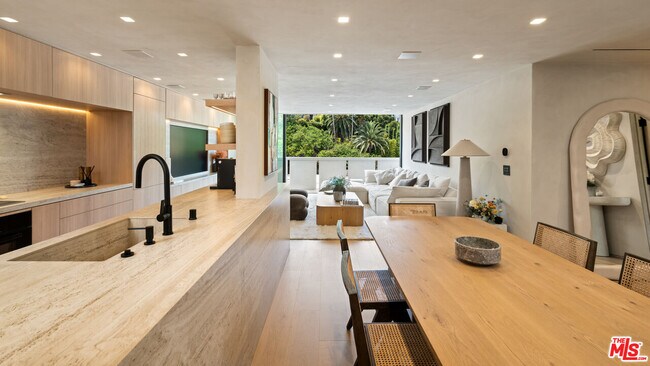Foto del edificio - 8787 Shoreham Dr