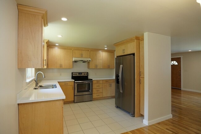 Building Photo - 1017 S 124th Pl