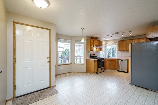 Building Photo - 3 bedroom 2 bath single level home with la...