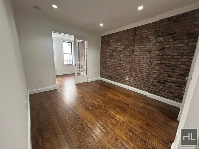 Building Photo - Mott Street