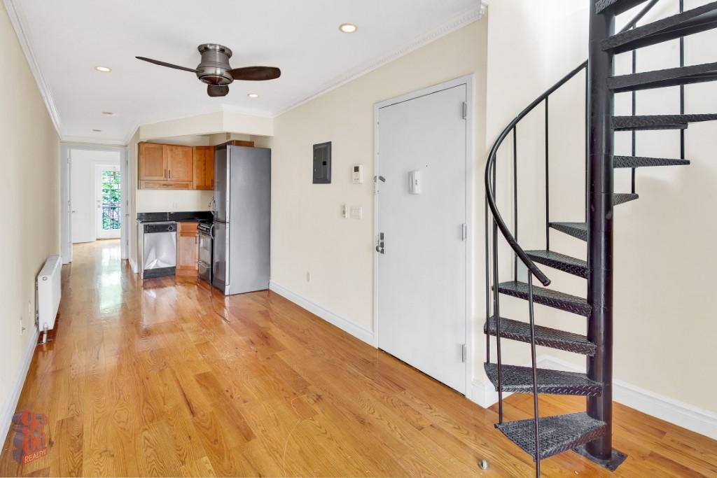 Foto principal - 343 E 5th St