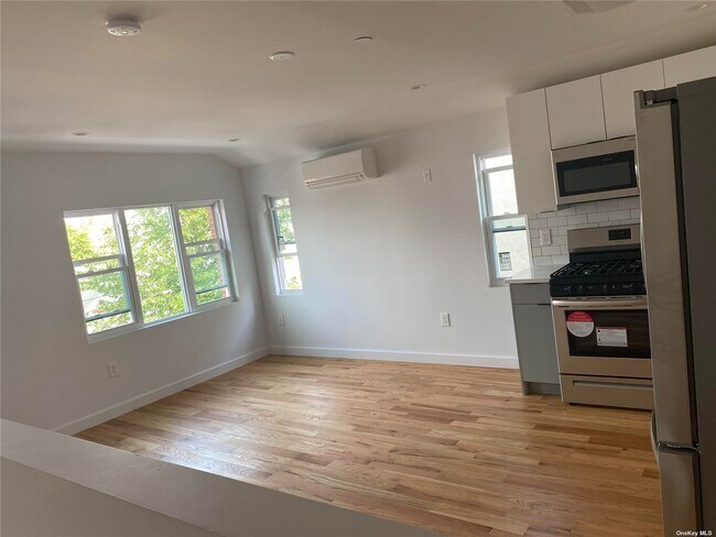 Building Photo - 108-16 Pinegrove St