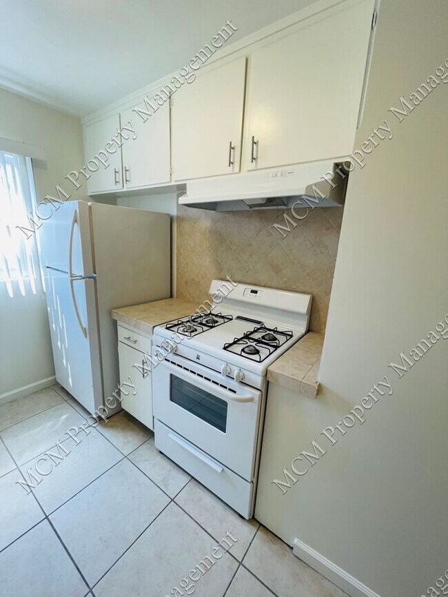 Building Photo - WeHo REMODELED 2bed1bath!