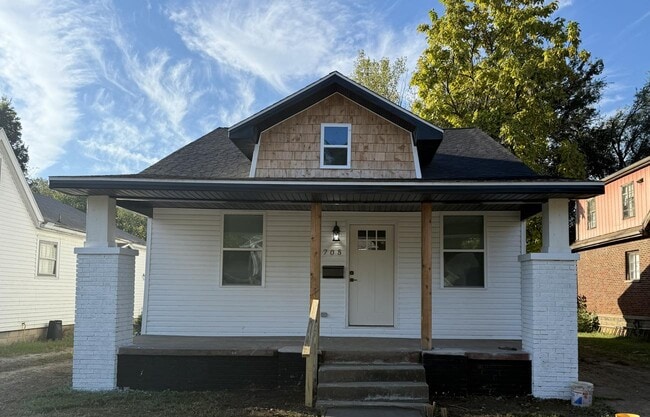 Building Photo - 705 E Riverside Dr