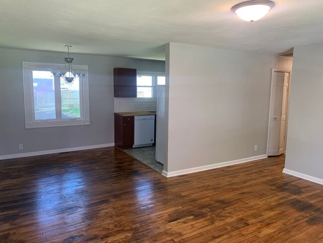 Building Photo - Recently updated 3 bed/1 bath home availab...