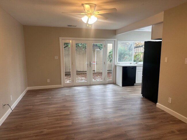 Building Photo - Updated and Fresh 3 Bedroom 2.5 Bathroom i...