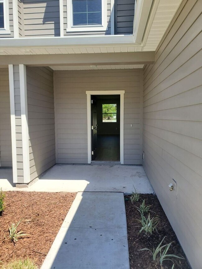 Foto del edificio - 3BR/2.5BA Townhome in Cul-de-Sac. Garage. Small Pets Welcome! Minutes from Treaty Park!