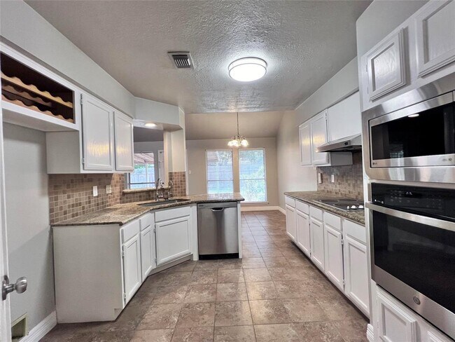 Foto del edificio - 8603 Greenleaf Lake Dr