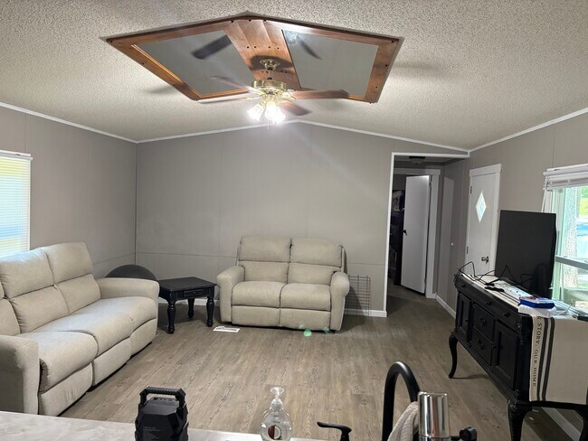 Foto del edificio - 1155 Travis Rd