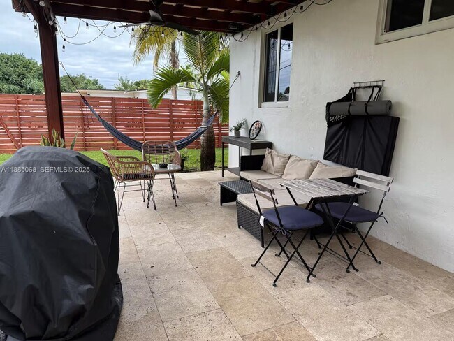 Foto del edificio - 601 NW 116th St