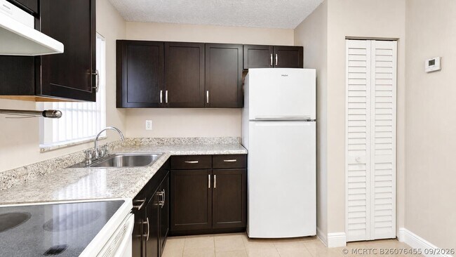 Foto del edificio - 416 Lakeside Dr