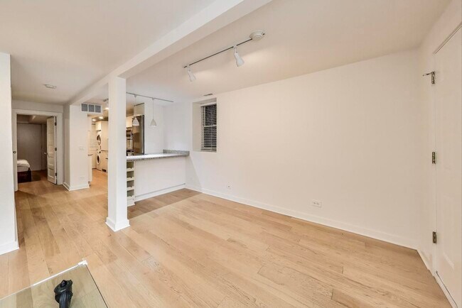 Foto del edificio - 2142 N Oakley Ave