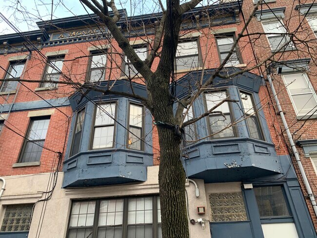 Foto del edificio - 418 Madison St
