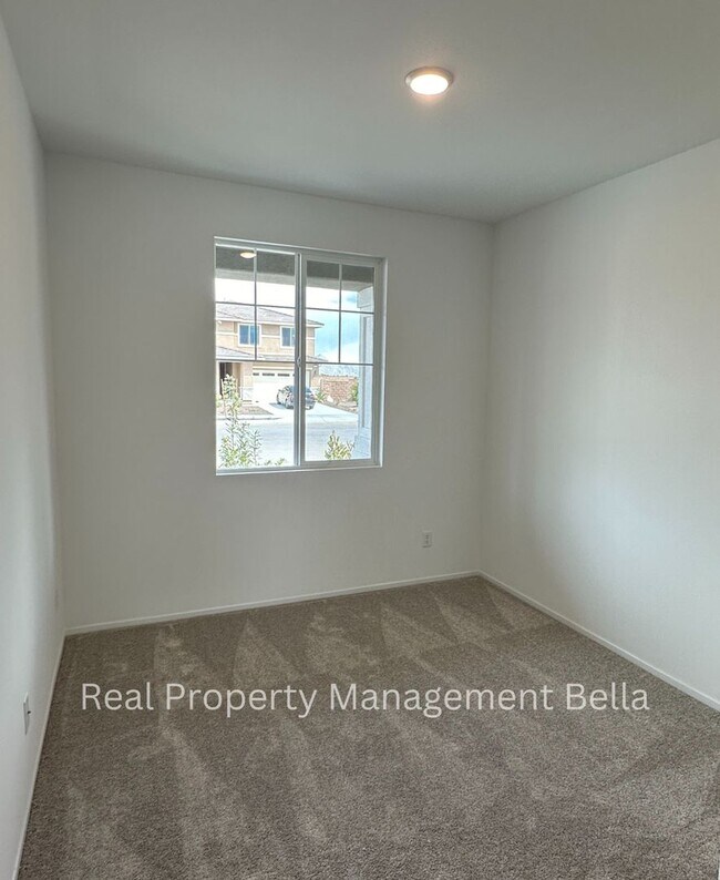 Building Photo - Modern Luxury Awaits: Discover Your Dream ...