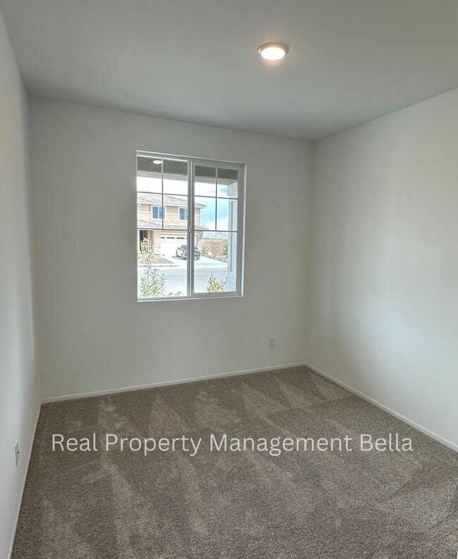 Building Photo - Modern Luxury Awaits: Discover Your Dream Home!