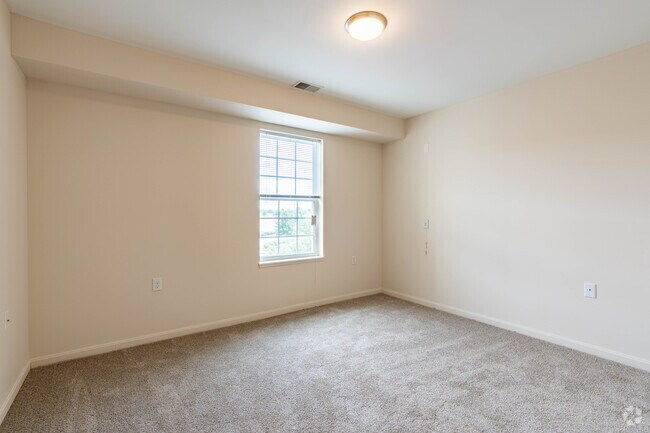 2 habitaciones, 1 baño - 825 pies cuadrados - Dormitorio principal - Glenwood Square Senior Apartments