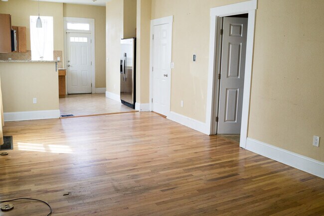 Foto del edificio - Evolve Real Estate: Charming Remodeled Bungalow in the Heart of Denver, Available August 14! Deta...