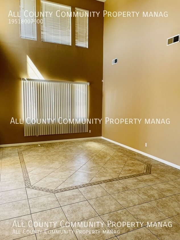 Foto principal - Beautiful 2 Story Home In Lake Elsinore!