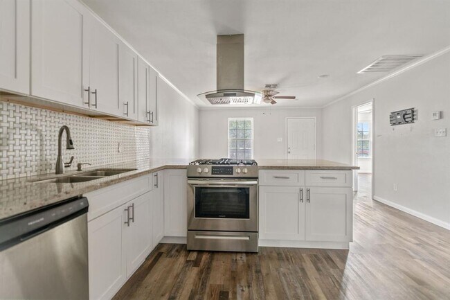 Building Photo - 2045 W Blum St
