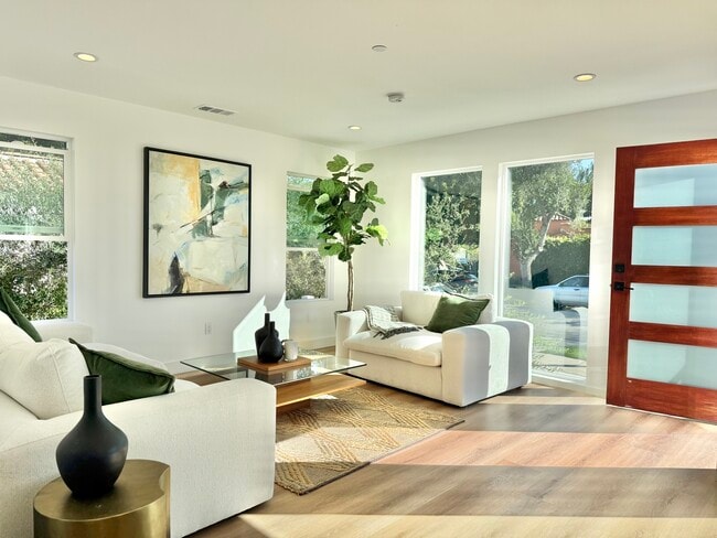 Building Photo - 3031 Vineyard Ave