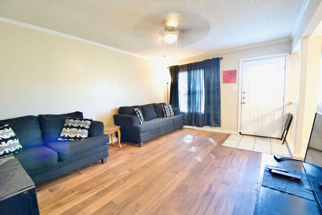 Building Photo - Centrally Located 1 Bedroom Unit