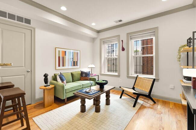 Foto del edificio - 739 Newton Pl NW