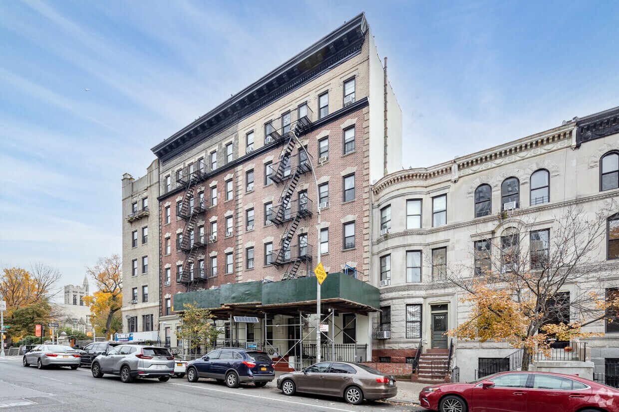 Primary Photo - 3692 Broadway