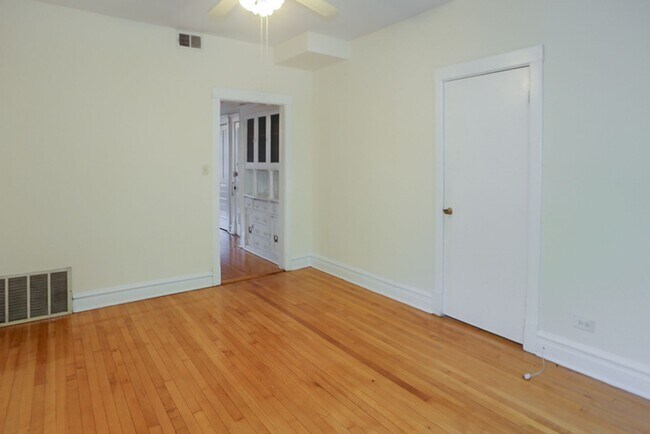 Foto del edificio - 2326 N Southport Ave
