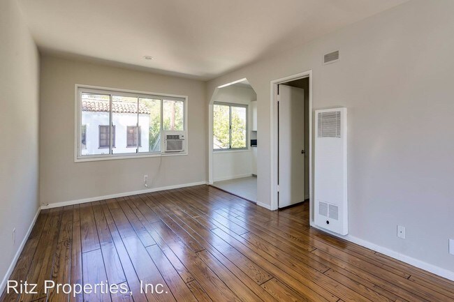 Building Photo - 2330 N Beachwood Dr