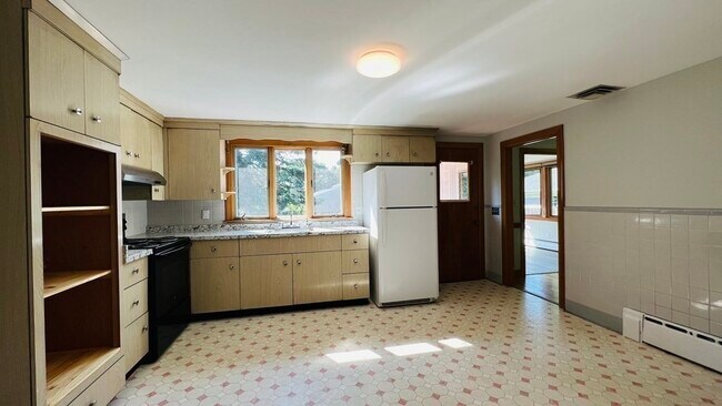Building Photo - 252 Linden St