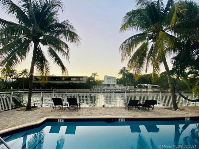 Foto del edificio - 4812 Pine Tree Dr