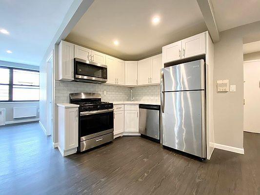 Foto del edificio - 3 bedroom in BRONX NY 10467