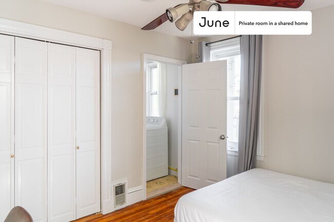 Foto del edificio - Private bedroom in 5 bed/1 bath Home