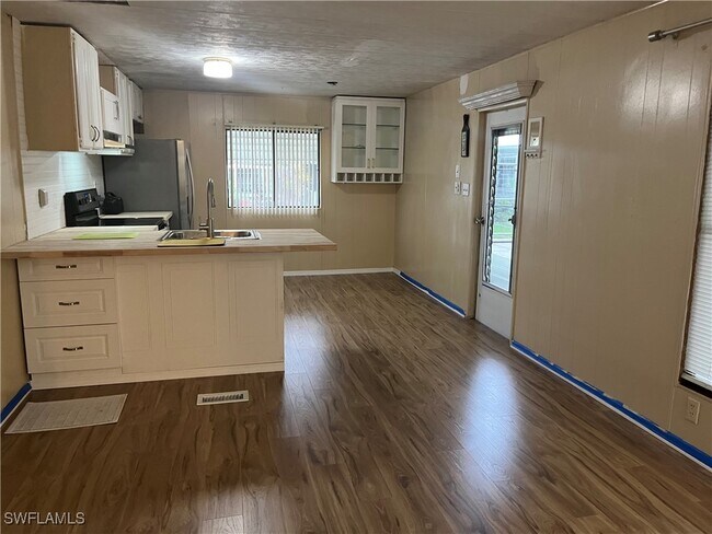 Building Photo - 2035-2035 Seagrape Ct