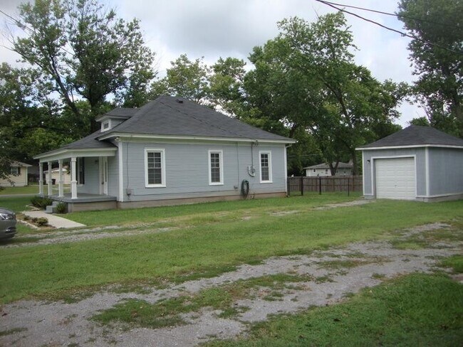 Building Photo - 722 Lynn St