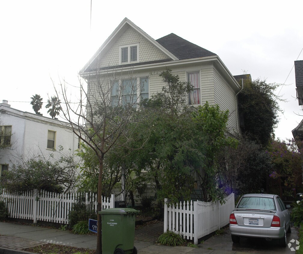 Building Photo - 1634 Julia St