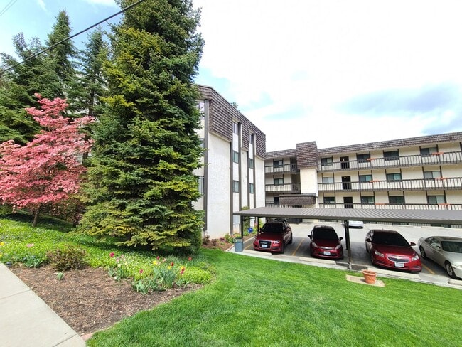 Building Photo - $1,695 - 2 Bed / 2 Bath Spacious Top Floor...