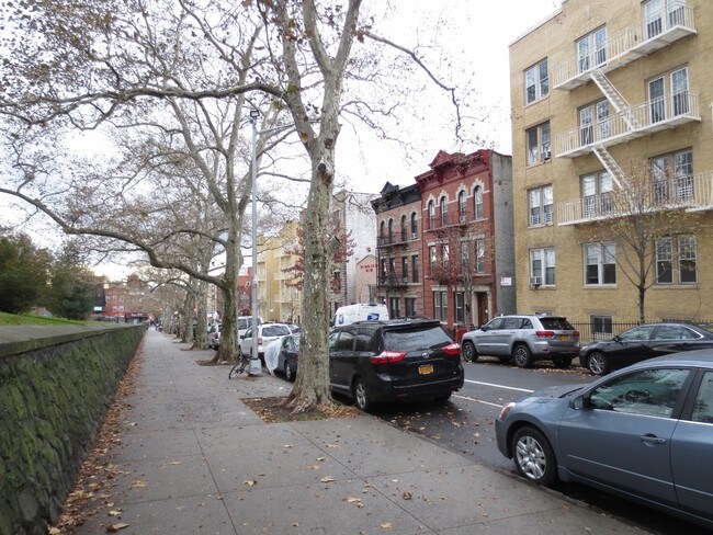 Building Photo - 547 41st St