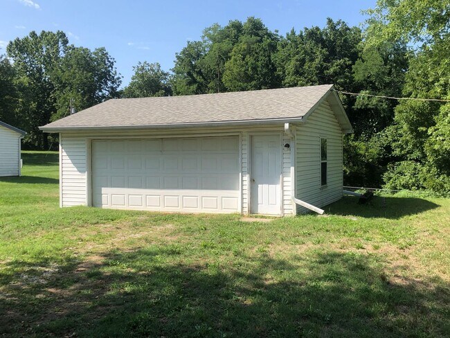 Foto del edificio - Quaint 2 bedroom perched atop 1.7 wooded a...