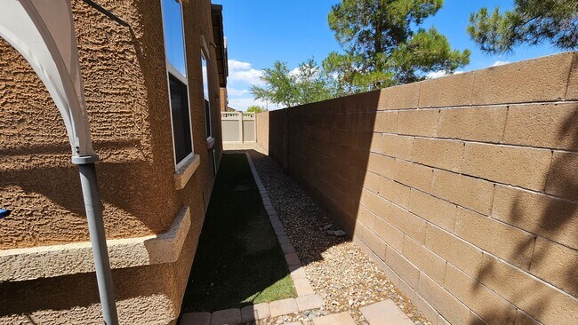 Foto del edificio - Spacious 3 bedroom Town home in Henderson!!!