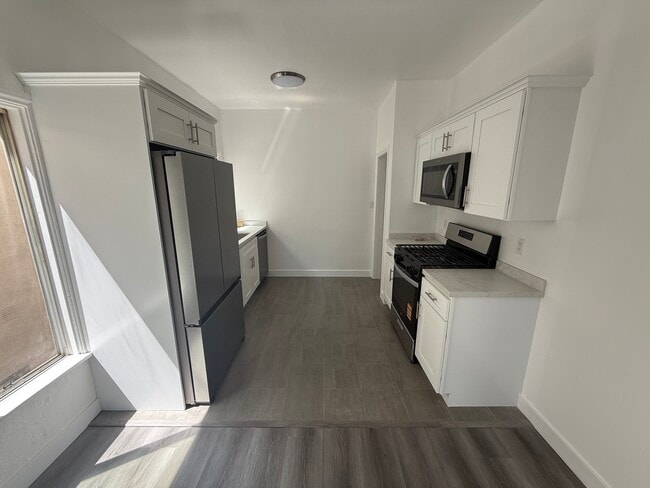 Kitchen - 1352 S Burnside Ave