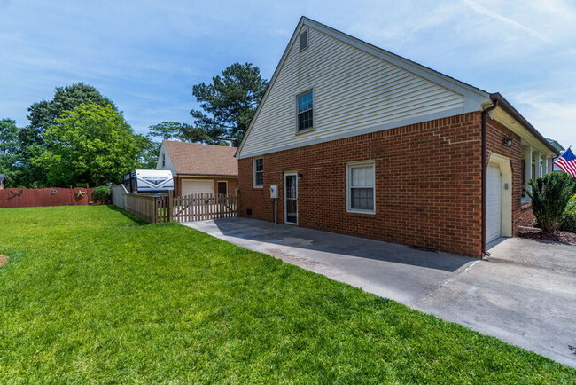 Building Photo - 658 Wickwood Dr