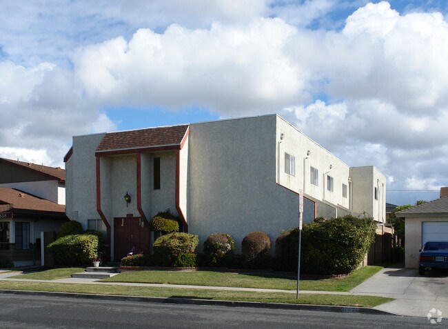 Building Photo - 10660 Oak St