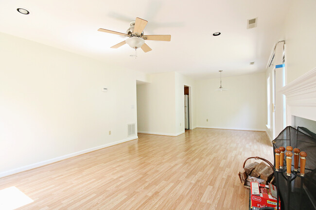 Building Photo - Pet Friendly Locust Meadows Townhome