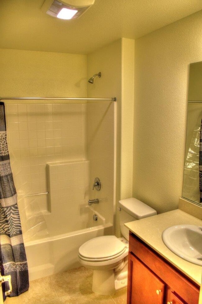 Building Photo - Beautiful Riverpark Home With All Applianc...