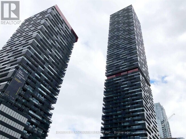Photo du bâtiment - 8 Eglinton Ave E