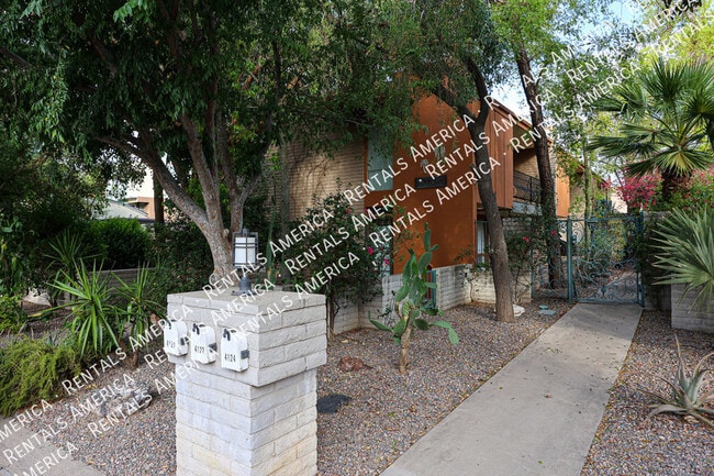 Building Photo - 4820 N Woodmere Fairway