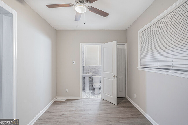 Building Photo - 864 Northview Dr