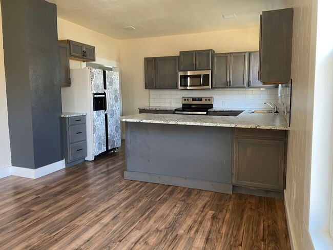Building Photo - 3 bedroom 2.5 bath home with loft